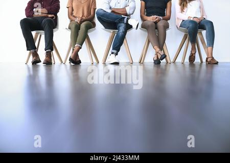 Alles, was sie brauchen, ist eine Chance. Aufnahme einer Gruppe verschiedener Menschen, die Schlange stehen, um interviewt zu werden. Stockfoto