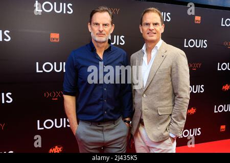 AMSTERDAM, NIEDERLANDE - 11. APRIL: Frank de Boer und Ronald de Boer während der Premiere von LOUIS im Tuschinski Movie Theatre am 11. April 2022 in Amsterdam, Niederlande. (Foto von Broer van den Boom/Orange Picics) Credit: Orange Pics BV/Alamy Live News Stockfoto