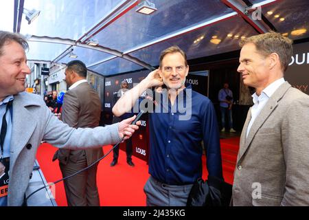 AMSTERDAM, NIEDERLANDE - 11. APRIL: Pascal Kamperman, Frank de Boer und Ronald de Boer während der Premiere von LOUIS im Tuschinski Movie Theatre am 11. April 2022 in Amsterdam, Niederlande. (Foto von Broer van den Boom/Orange Picics) Credit: Orange Pics BV/Alamy Live News Stockfoto