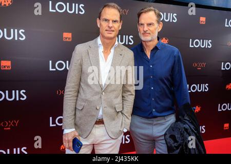 AMSTERDAM, NIEDERLANDE - 11. APRIL: Frank de Boer und Ronald de Boer während der Premiere von LOUIS im Tuschinski Movie Theatre am 11. April 2022 in Amsterdam, Niederlande. (Foto von Broer van den Boom/Orange Picics) Credit: Orange Pics BV/Alamy Live News Stockfoto