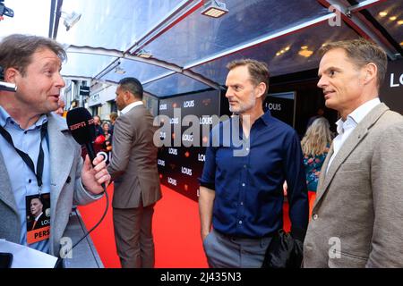 AMSTERDAM, NIEDERLANDE - 11. APRIL: Pascal Kamperman, Frank de Boer und Ronald de Boer während der Premiere von LOUIS im Tuschinski Movie Theatre am 11. April 2022 in Amsterdam, Niederlande. (Foto von Broer van den Boom/Orange Picics) Credit: Orange Pics BV/Alamy Live News Stockfoto