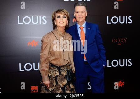 AMSTERDAM, NIEDERLANDE - 11. APRIL: Truus van Gaal und Louis van Gaal während der Premiere von LOUIS im Tuschinski Movie Theatre am 11. April 2022 in Amsterdam, Niederlande. (Foto von Broer van den Boom/Orange Picics) Credit: Orange Pics BV/Alamy Live News Stockfoto