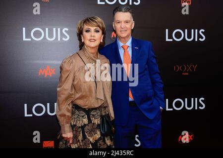 AMSTERDAM, NIEDERLANDE - 11. APRIL: Truus van Gaal und Louis van Gaal während der Premiere von LOUIS im Tuschinski Movie Theatre am 11. April 2022 in Amsterdam, Niederlande. (Foto von Broer van den Boom/Orange Picics) Credit: Orange Pics BV/Alamy Live News Stockfoto