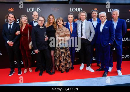 AMSTERDAM, NIEDERLANDE - APRIL 11: Janneke Doolaard, Mariska van der Klis, Louis van Gaal, Truus van Gaal, Geertjan Lassche, Jan Slafter en Harmen Jalvingh während der Premiere von LOUIS im Tuschinski Movie Theatre am 11. April 2022 in Amsterdam, Niederlande. (Foto von Broer van den Boom/Orange Picics) Credit: Orange Pics BV/Alamy Live News Stockfoto