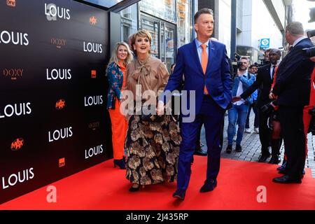 AMSTERDAM, NIEDERLANDE - 11. APRIL: Truus van Gaal und Louis van Gaal während der Premiere von LOUIS im Tuschinski Movie Theatre am 11. April 2022 in Amsterdam, Niederlande. (Foto von Broer van den Boom/Orange Picics) Credit: Orange Pics BV/Alamy Live News Stockfoto