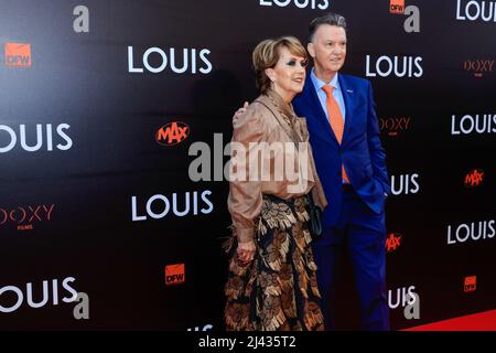 AMSTERDAM, NIEDERLANDE - 11. APRIL: Truus van Gaal und Louis van Gaal während der Premiere von LOUIS im Tuschinski Movie Theatre am 11. April 2022 in Amsterdam, Niederlande. (Foto von Broer van den Boom/Orange Picics) Credit: Orange Pics BV/Alamy Live News Stockfoto