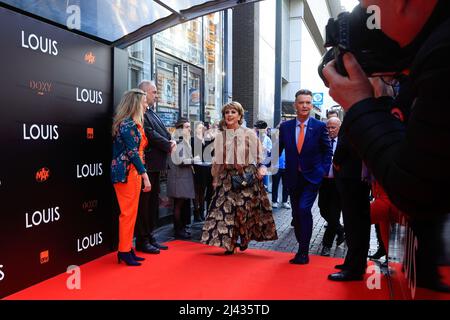 AMSTERDAM, NIEDERLANDE - 11. APRIL: Truus van Gaal und Louis van Gaal während der Premiere von LOUIS im Tuschinski Movie Theatre am 11. April 2022 in Amsterdam, Niederlande. (Foto von Broer van den Boom/Orange Picics) Credit: Orange Pics BV/Alamy Live News Stockfoto