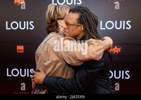 AMSTERDAM, NIEDERLANDE - 11. APRIL: Truus van Gaal und Edgar Davids während der Premiere von LOUIS im Tuschinski Movie Theatre am 11. April 2022 in Amsterdam, Niederlande. (Foto von Broer van den Boom/Orange Picics) Credit: Orange Pics BV/Alamy Live News Stockfoto