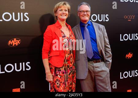 AMSTERDAM, NIEDERLANDE - 11. APRIL: Olga Commandeur und Frank Maanders während der Premiere von LOUIS im Tuschinski Movie Theatre am 11. April 2022 in Amsterdam, Niederlande. (Foto von Broer van den Boom/Orange Picics) Credit: Orange Pics BV/Alamy Live News Stockfoto