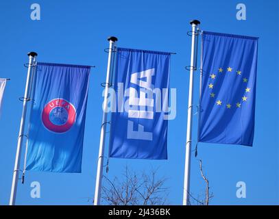 Budapest, Ungarn - 23. Februar 2022: UEFA-, FIFA- und EU-Flaggen mit blauem Himmel Stockfoto
