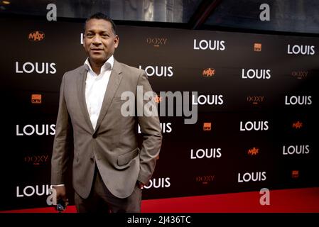 Amsterdam, Niederlande. 11. April 2022. AMSTERDAM - Henk Fraser auf dem roten Teppich vor der Premiere von LOUIS. Der Dokumentarfilm handelt vom Leben des Nationaltrainers Louis van Gaal. ANP KIPPA KOEN VAN WEEL Credit: ANP/Alamy Live News Stockfoto