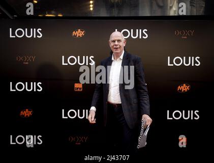 Amsterdam, Niederlande. 11. April 2022. AMSTERDAM - Toon Gerbrands auf dem roten Teppich vor der Premiere von LOUIS. Der Dokumentarfilm handelt vom Leben des Nationaltrainers Louis van Gaal. ANP KIPPA KOEN VAN WEEL Credit: ANP/Alamy Live News Stockfoto