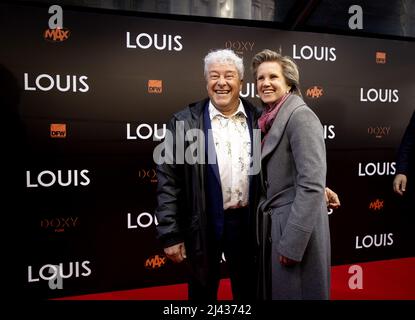 Amsterdam, Niederlande. 11. April 2022. AMSTERDAM - David Endt auf dem roten Teppich vor der Premiere VON LOUIS. Der Dokumentarfilm handelt vom Leben des Nationaltrainers Louis van Gaal. ANP KIPPA KOEN VAN WEEL Credit: ANP/Alamy Live News Stockfoto