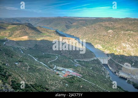 Luftaufnahme des Wasserkraftwerks Saucelle im Douro-Tal, portugal. Stockfoto