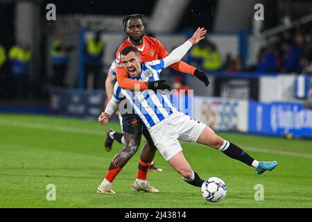 Harry Toffolo #3 von Huddersfield Town wird am 4/11/2022 von Fred Onyedinma #24 von Luton Town in fouled. (Foto von Craig Thomas/News Images/Sipa USA) Quelle: SIPA USA/Alamy Live News Stockfoto