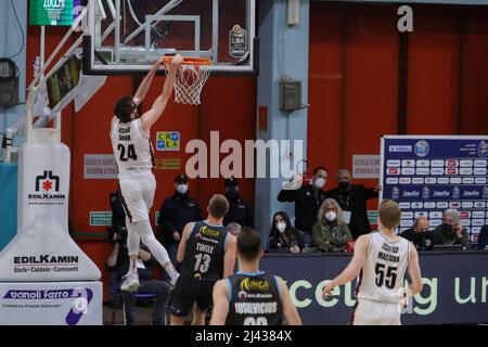 PalaRadi, Cremona, Italien, 10. April 2022, Michael Daumi (Bertram Yachts Tortona) während der Vanoli Basket Cremona gegen Bertram Derthona Tortona - Italienisch Stockfoto