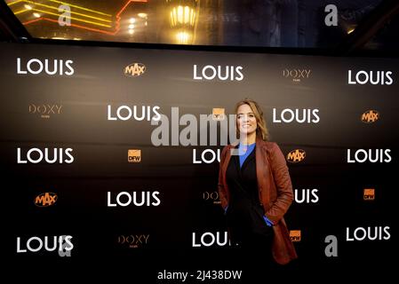 Amsterdam, Niederlande. 11. April 2022. AMSTERDAM - Ilse Warringa auf dem roten Teppich vor der Premiere von LOUIS. Der Dokumentarfilm handelt vom Leben des Nationaltrainers Louis van Gaal. ANP KIPPA KOEN VAN WEEL Credit: ANP/Alamy Live News Stockfoto