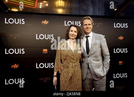 Amsterdam, Niederlande. 11. April 2022. AMSTERDAM - Menno Bentveld auf dem roten Teppich vor der Premiere von LOUIS. Der Dokumentarfilm handelt vom Leben des Nationaltrainers Louis van Gaal. ANP KIPPA KOEN VAN WEEL Credit: ANP/Alamy Live News Stockfoto