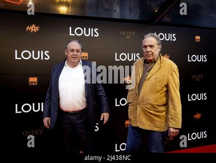 Amsterdam, Niederlande. 11. April 2022. AMSTERDAM - Maarten Spanjer auf dem roten Teppich vor der Premiere von LOUIS. Der Dokumentarfilm handelt vom Leben des Nationaltrainers Louis van Gaal. ANP KIPPA KOEN VAN WEEL Credit: ANP/Alamy Live News Stockfoto