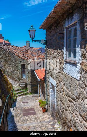 Schmale Straße in der Altstadt von Monsanto, Portugal. Stockfoto