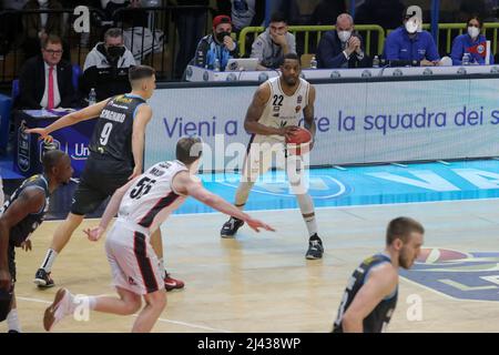 Cremona, Italien. 10. April 2022. Jamarr Sanders (Bertram Yachts Tortona) während der Vanoli Basket Cremona vs Bertram Derthona Tortona, Italienische Basketball A Serie Championship in Cremona, Italien, April 10 2022 Quelle: Independent Photo Agency/Alamy Live News Stockfoto