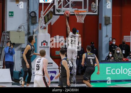 Cremona, Italien. 10. April 2022. Jamarr Sanders (Bertram Yachts Tortona) während der Vanoli Basket Cremona vs Bertram Derthona Tortona, Italienische Basketball A Serie Championship in Cremona, Italien, April 10 2022 Quelle: Independent Photo Agency/Alamy Live News Stockfoto