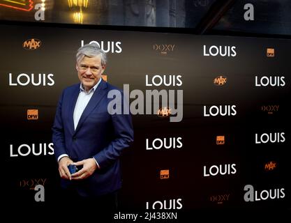 Amsterdam, Niederlande. 11. April 2022. AMSTERDAM - Charles Groenhuijsen auf dem roten Teppich vor der Premiere von LOUIS. Der Dokumentarfilm handelt vom Leben des Nationaltrainers Louis van Gaal. ANP KIPPA KOEN VAN WEEL Credit: ANP/Alamy Live News Stockfoto