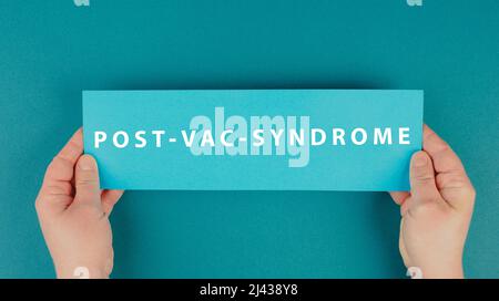 Die Worte Post-vac-Syndrom stehen auf einem Papier, covid-19 Impfschaden und Nebenwirkungen, pandemischer Jab Stockfoto