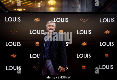 Amsterdam, Niederlande. 11. April 2022. AMSTERDAM - Victor Reinier auf dem roten Teppich vor der Premiere VON LOUIS. Der Dokumentarfilm handelt vom Leben des Nationaltrainers Louis van Gaal. ANP KIPPA KOEN VAN WEEL Credit: ANP/Alamy Live News Stockfoto