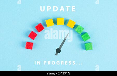 Die Wörter „Update in progress“ stehen neben der Ladeleiste, dem Upload von Daten, dem Geschäftskonzept und der Installationsanwendung Stockfoto