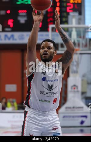 PalaRadi, Cremona, Italien, 10. April 2022, Chrisopher Wright (Bertram Yachts Tortona) während der Vanoli Basket Cremona gegen Bertram Derthona Tortona - Ital Stockfoto