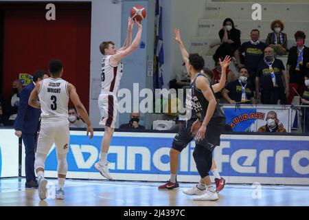 Cremona, Italien. 10. April 2022. Jonathan Macura (Bertram Yachts Tortona) während der Vanoli Basket Cremona vs Bertram Derthona Tortona, Italienische Basketball A Serie Championship in Cremona, Italien, April 10 2022 Quelle: Independent Photo Agency/Alamy Live News Stockfoto