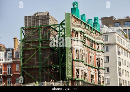 London, Großbritannien - 21. März 2022: Die ehemaligen Green Park Chambers, ein denkmalgeschütztes Gebäude in Mayfair an der Ecke der Londoner Piccadilly Street und der Half Moon Street. Die façade dieses viktorianischen Gebäudes, ein Beispiel für eine architektonische façadism, ist während der großen Renovierungen im Rahmen der Entwicklung des Cambridge House erhalten geblieben. Stockfoto