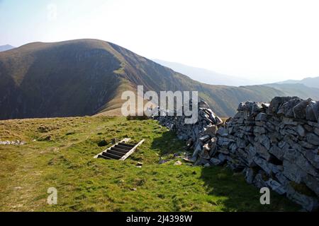 Menschen auf dem Trail auf Nantlle Ridge, Snowdonia Stockfoto