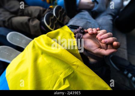 Abend, 7.. April. Demonstranten fesselten ihre Hände in der Nähe der russischen Botschaft von London, um den Schrecken der russischen Armee zu wiederholen. Stockfoto