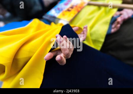 Abend, 7.. April. Demonstranten fesselten ihre Hände in der Nähe der russischen Botschaft von London, um den Schrecken der russischen Armee zu wiederholen. Stockfoto