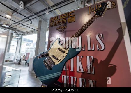 Beverly Hills, USA. 11. April 2022. Instrumente und Kostüme aus der Music Icons-Auktion, präsentiert von Julien's Auctions. 1969 Fender Mustang Competition Lake Placid Blue Finish E-Gitarre, die vom Nirvana-Frontmann Curt Cobain verwendet wird. 4/11/2022 Beverly Hills, CA USA. (Foto: Ted Soqui/SIPA USA) Quelle: SIPA USA/Alamy Live News Stockfoto