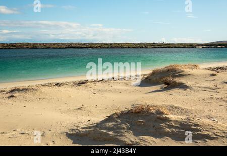 Schöner Blick auf Gurteen Beach, Öffentlicher Strand in Roundstone mit weißem Sandstrand und ruhigem Wasser, Connemara, Co. Galway, Irland Stockfoto