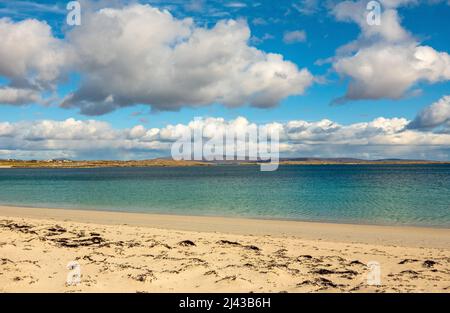 Schöner Blick auf Gurteen Beach, Öffentlicher Strand in Roundstone mit weißem Sandstrand und ruhigem Wasser, Connemara, Co. Galway, Irland Stockfoto
