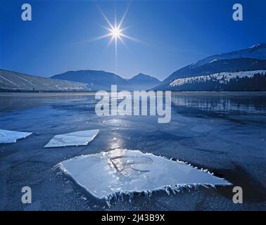 Gefrorene Schollen wurden an der Oberfläche des gefrorenen Wallowa Lake, Oregon, eingeschlossen Stockfoto