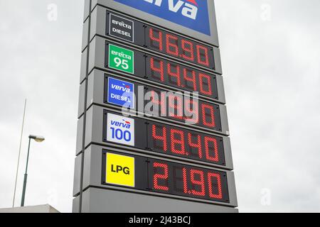 Prag, Tschechische Republik, Tschechien - 7. April 2022: Gas- und Tankstelle - Preise auf elektronischem Anzeigetafel Pylon. Teurer Kraftstoff. Stockfoto