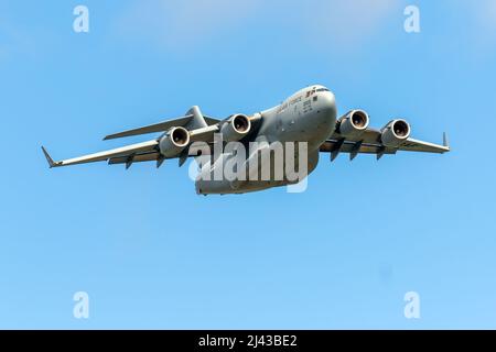 Ein Globemaster der US-Luftwaffe C17 während einer Flugdemonstration auf der Airshow London SkyDrive im Jahr 2021. Stockfoto