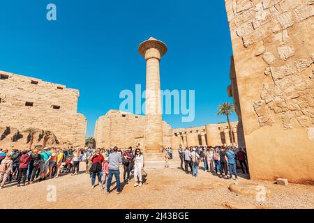 11. Januar 2022, Luxor, Ägypten: Massen von Touristen gehen durch den alten Tempel von Karnak unter den alten riesigen Säulen Stockfoto