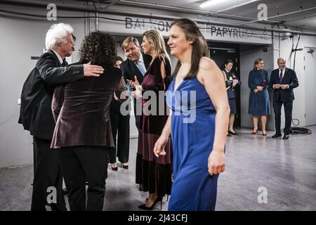 2022-04-11 21:15:10 MAASTRICHT - König Willem-Alexander und Königin Maxima danken den Künstlern nach dem King's Day Konzert im Theater aan het Vrijthof. ANP POOL ROB ANGELAAR niederlande aus - belgien aus Stockfoto