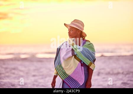 Sie hat es verdient Aufnahme einer schönen jungen Frau, die alleine am Strand Spaß hat. Stockfoto