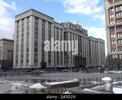 Das Gebäude der Staatsduma von Russland mit der Inschrift Staatsduma in Russisch auf der Fassade auf der Straße Okhotny Ryad in Moskau Blick von Manez Stockfoto