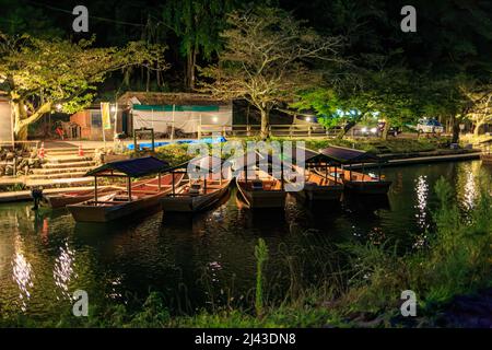 Die Boote der Flussrundfahrt sitzen nachts am Fluss entlang in Kyoto Stockfoto