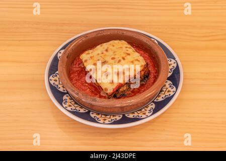 Parmigiana, ist ein typisches Gericht aus Sizilien und Süditalien. Es ist wie eine Lasagne aus Auberginen, mit geriebenem Käse, Tomatensauce und Basilikum le Stockfoto