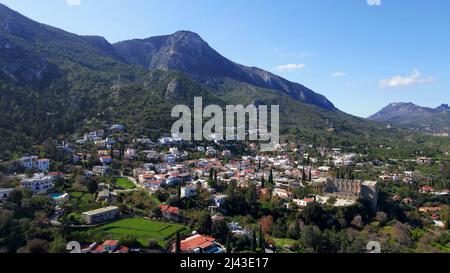 Bellapais Kloster Dorf am Berg in Kyrenia, Nordzypern Stockfoto