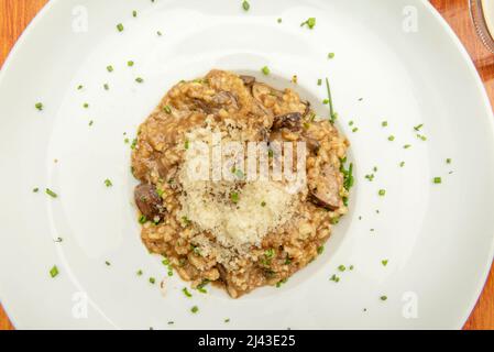 Köstliches traditionelles italienisches Rezept mit cremigem Reis, gewürzt mit Pilzen, einem Hauch von Parmesan und Trüffel Stockfoto